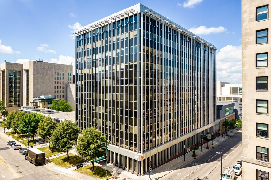 222 W Washington Ave, Madison, WI à louer - Photo du bâtiment - Image 2 de 6