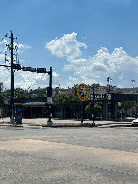 5300 Kirby Dr, Houston, TX à louer - Photo du bâtiment - Image 3 de 14