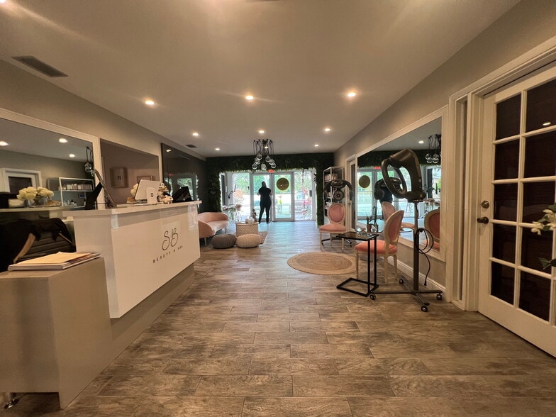 16921 NE 6th Ave, North Miami Beach, FL à vendre - Photo intérieure - Image 2 de 24