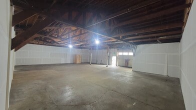 560 21st St SE, Salem, OR for lease Interior Photo- Image 2 of 10