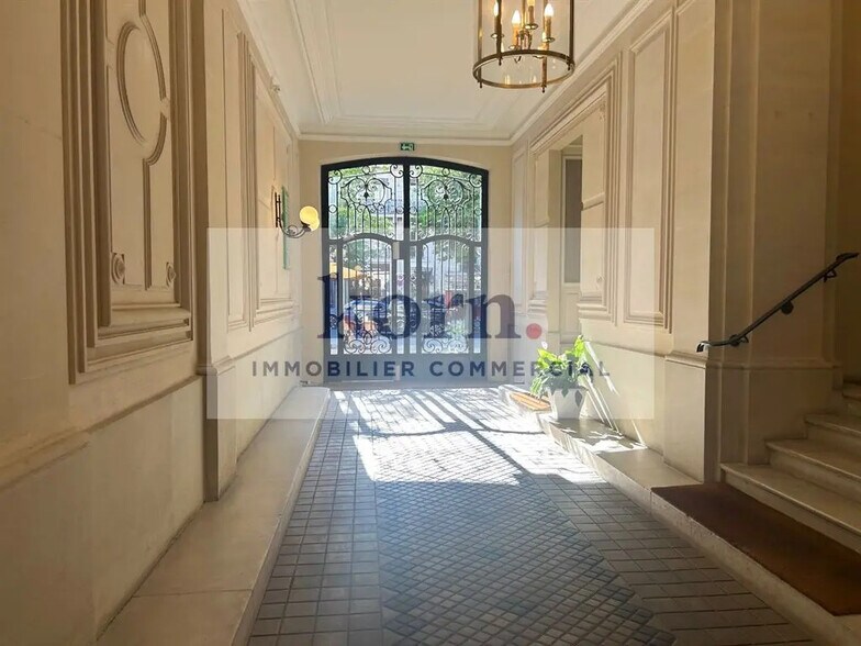 Office in Paris for sale - Lobby - Image 2 of 9