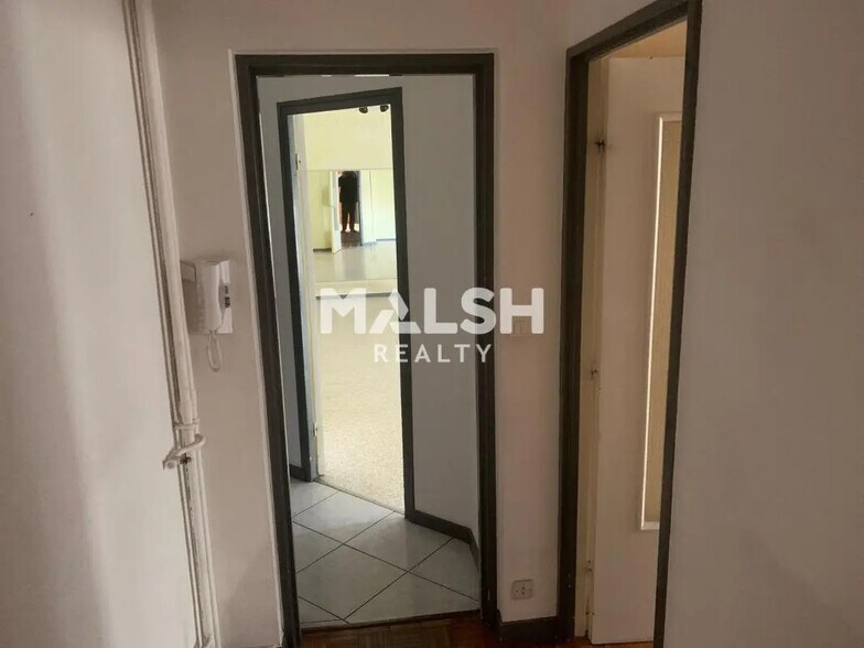 Bureau dans Rillieux-la-Pape à vendre - Photo du bâtiment - Image 3 de 19