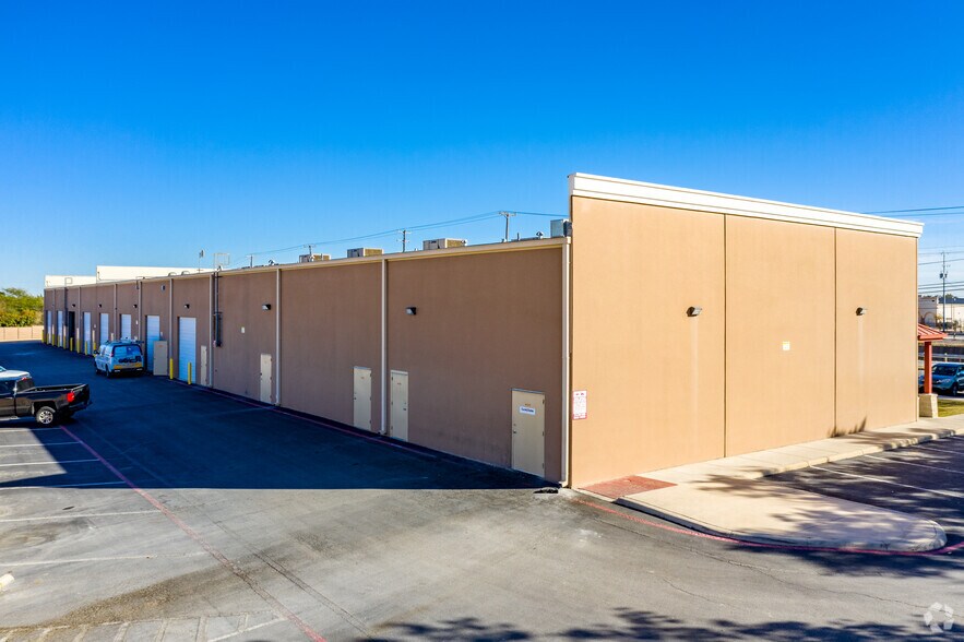 5123 N Loop 1604, San Antonio, TX à louer - Photo du bâtiment - Image 3 de 4
