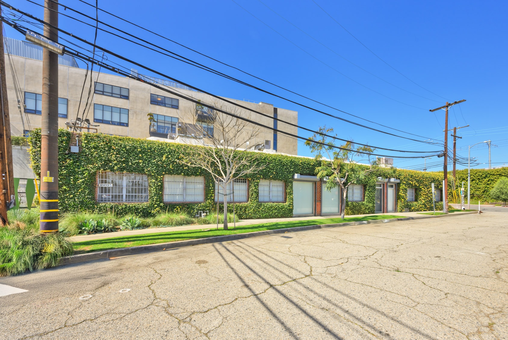 2201 S Carmelina Ave, Los Angeles, CA for lease Building Photo- Image 1 of 9