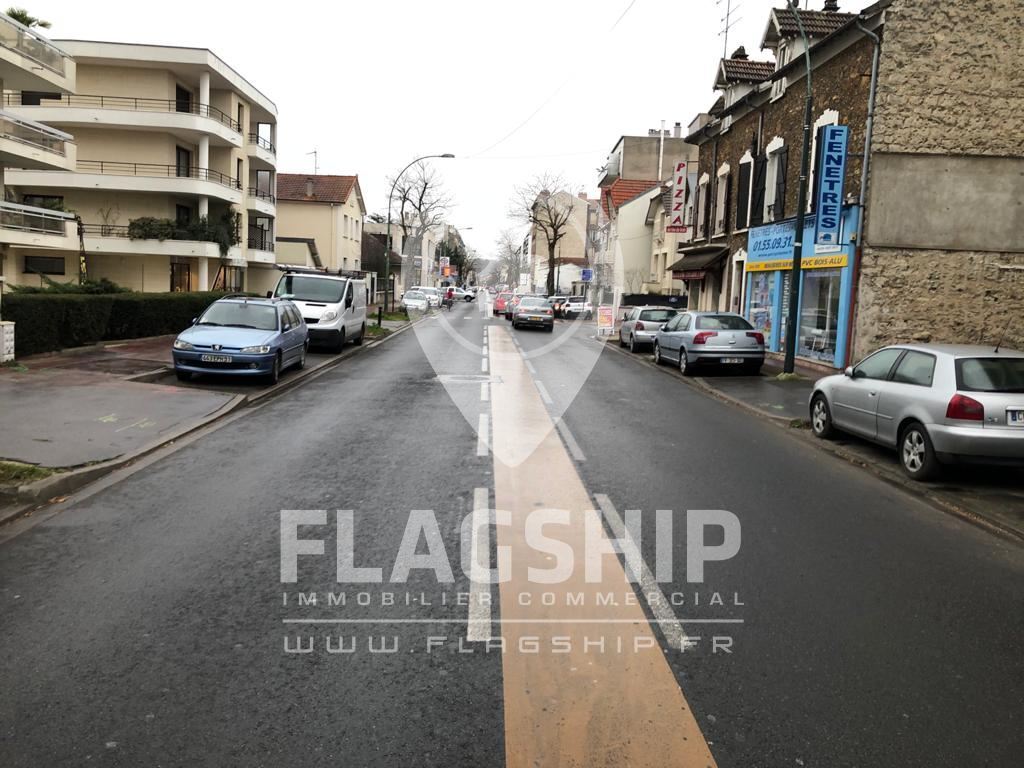 Retail in Saint-Maur-des-Fossés for lease Building Photo- Image 1 of 2
