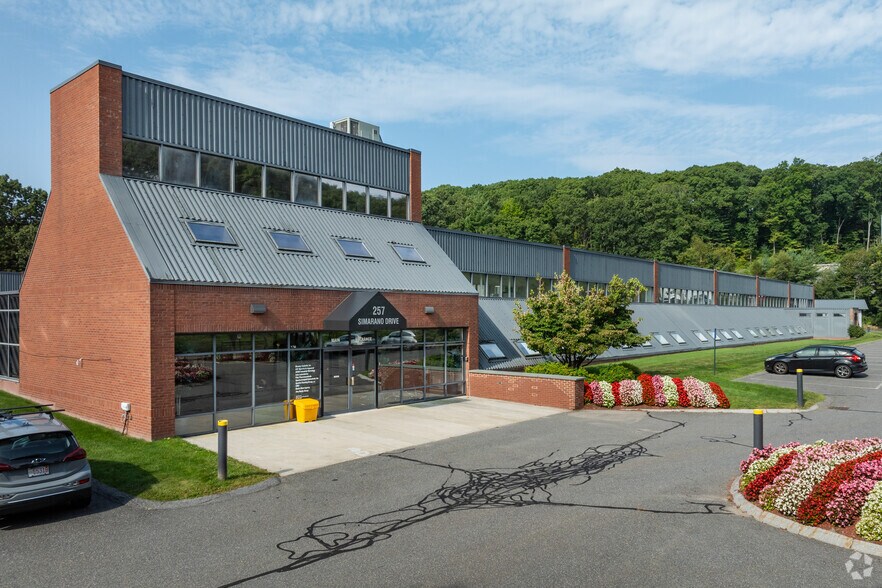 257 Simarano Dr, Marlborough, MA à louer - Photo du bâtiment - Image 1 de 11
