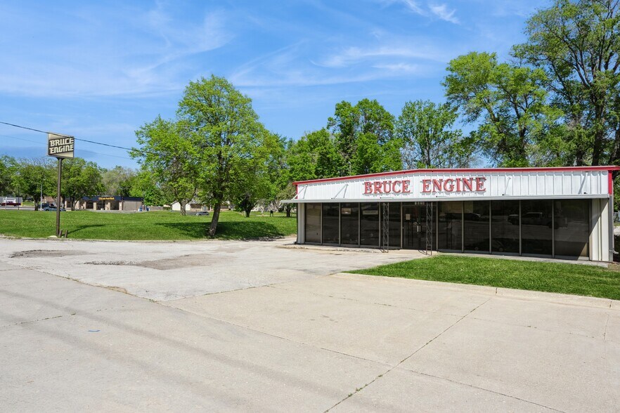 1829 NW 86th St, Clive, IA à vendre - Photo du bâtiment - Image 2 de 22
