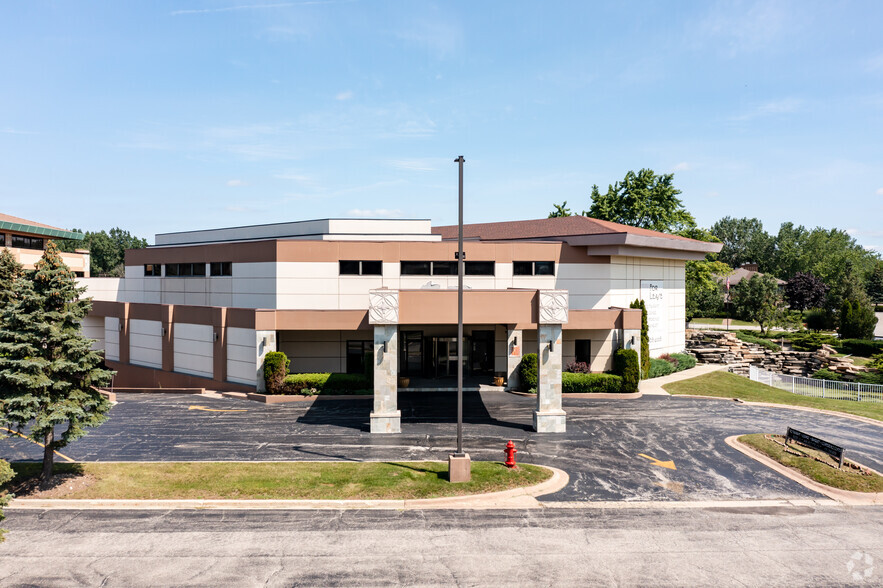 800 Royce Blvd, Oakbrook Terrace, IL à vendre - Photo du bâtiment - Image 3 de 28