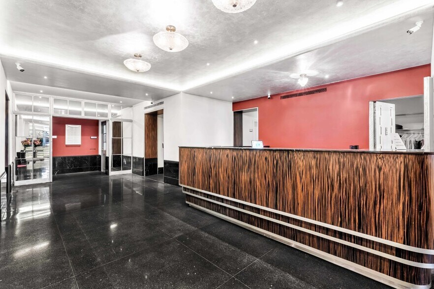 307-310 E 44th St, New York, NY à louer - Hall d’entrée - Image 2 de 13