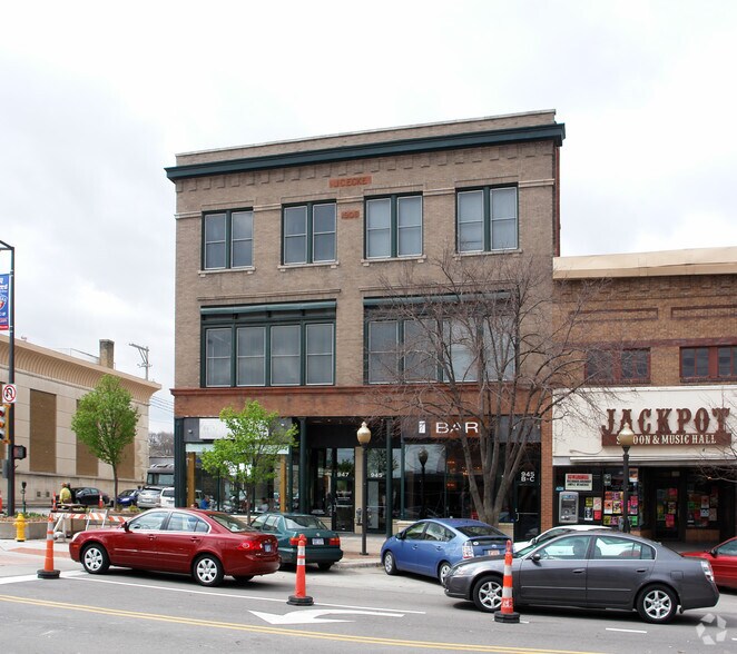 945 Massachusetts St, Lawrence, KS à louer - Photo du bâtiment - Image 2 de 4