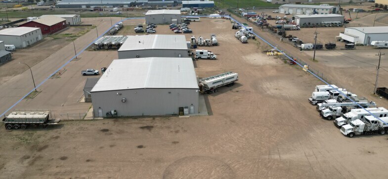 Brier Estates Crescent Yard portfolio of 2 properties for sale on LoopNet.ca - Building Photo - Image 3 of 3