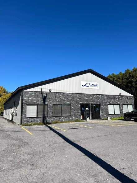 116 Salina St, Liverpool, NY à vendre - Photo du bâtiment - Image 2 de 14