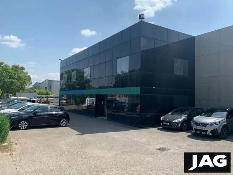 Office in Vaulx-en-Velin for lease - Building Photo - Image 1 of 6