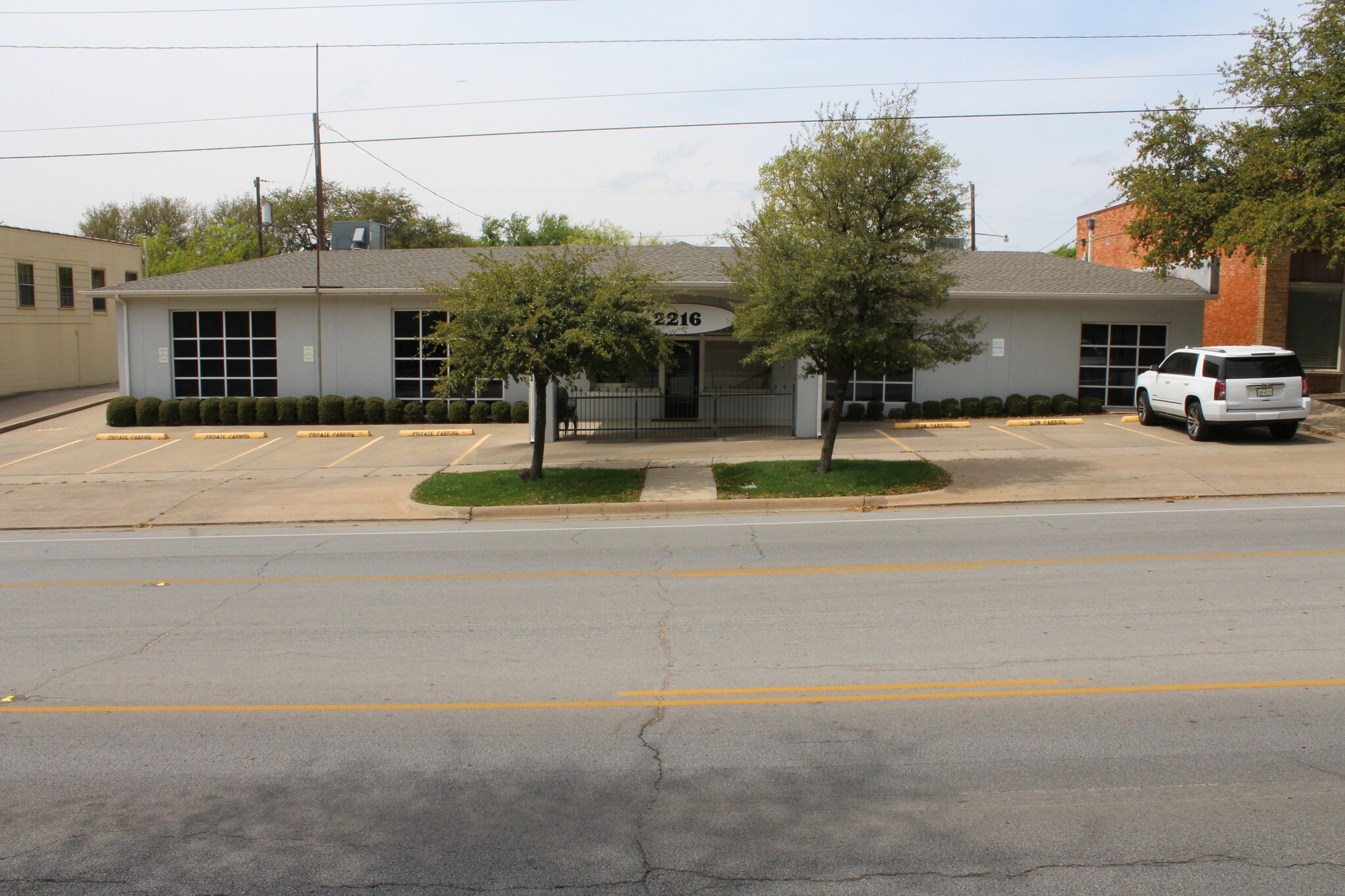2216 Forest Park Blvd, Fort Worth, TX for lease Primary Photo- Image 1 of 7