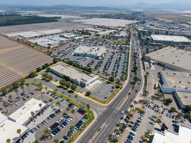 1701 Auto Center Dr, Oxnard, CA à vendre - Photo du bâtiment - Image 3 de 15