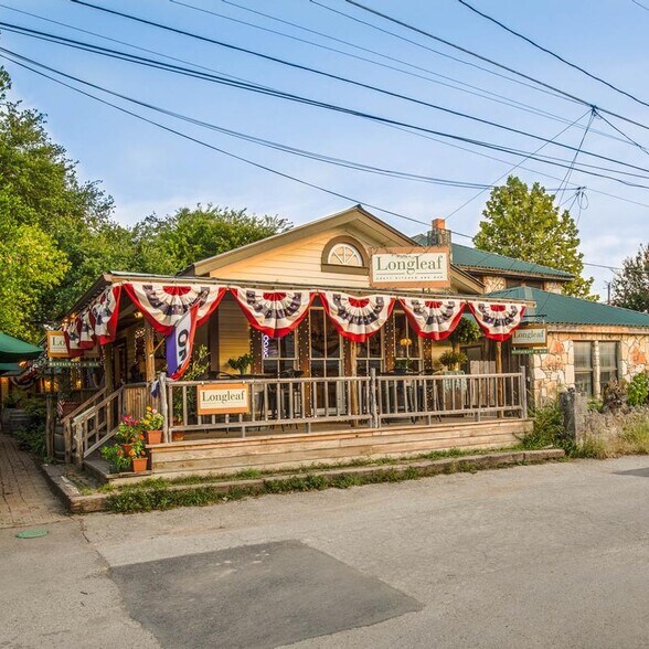 314 Wimberley Square Store & Restaurant portefeuille de 3 propriétés à vendre sur LoopNet.ca - Photo du bâtiment - Image 1 de 28