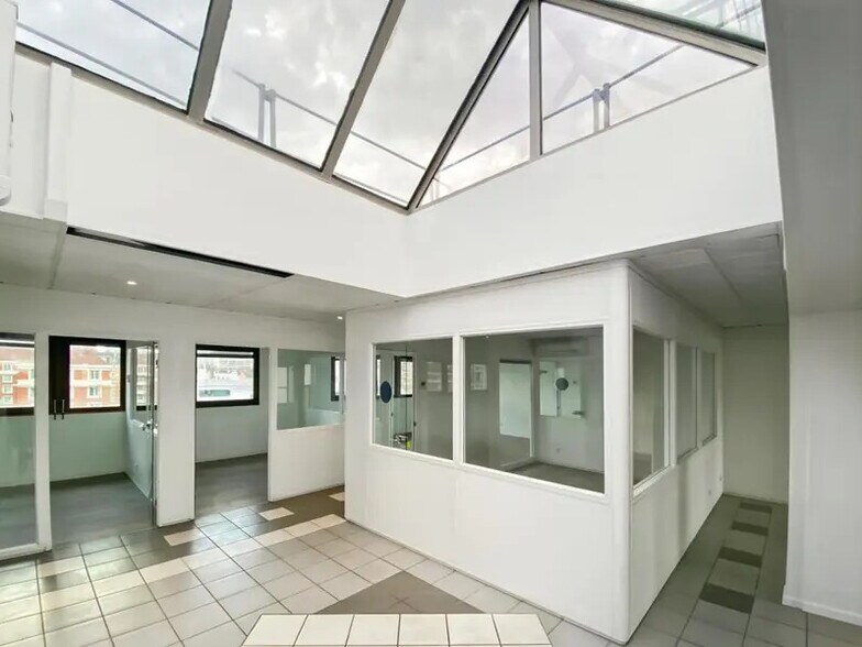 Bureau dans Ivry-sur-Seine à louer - Photo du bâtiment - Image 3 de 6