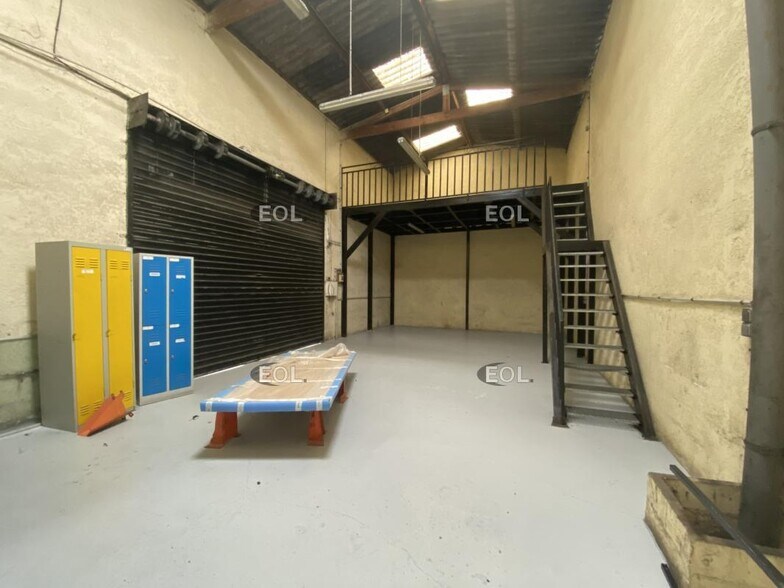 Flex in Combs-la-Ville for lease - Interior Photo - Image 1 of 5