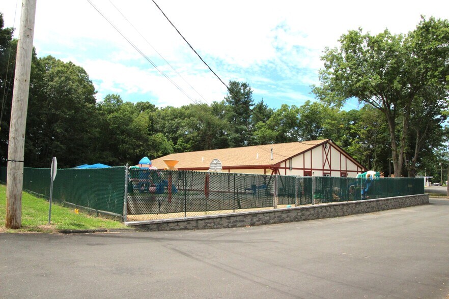 70A Washington Ave, North Haven, CT à louer - Photo du bâtiment - Image 3 de 4