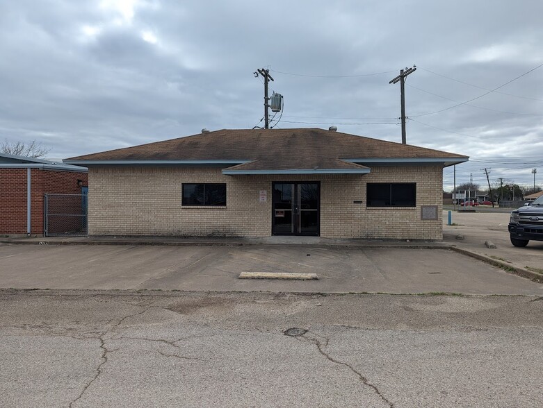 101 Mesquite, Elm Mott, TX for lease - Building Photo - Image 1 of 7