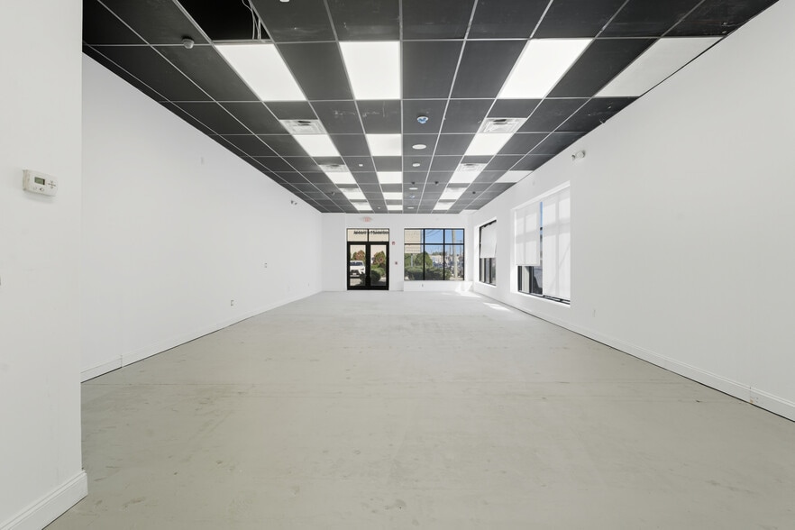 2437 Merrick Rd, Bellmore, NY for lease - Interior Photo - Image 3 of 15