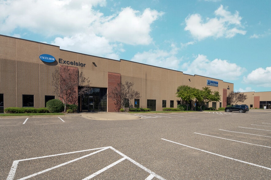 8720-8786 W 35 W Service Dr, Blaine, MN for lease - Building Photo - Image 3 of 7