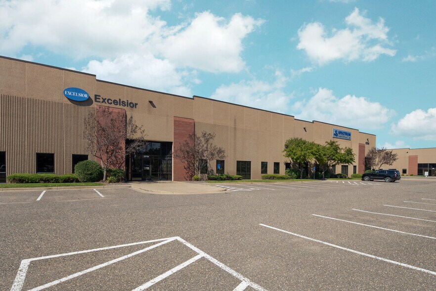 8720-8786 W 35 W Service Dr, Blaine, MN à louer - Photo du bâtiment - Image 3 de 7