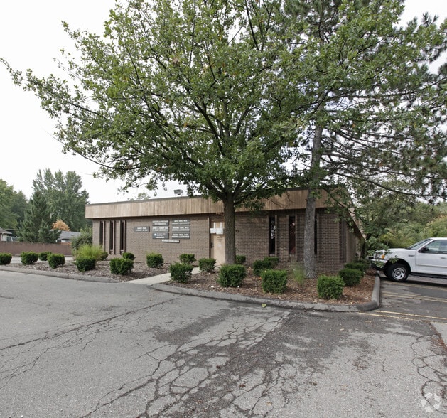 10533-10535 Farmington Rd, Livonia, MI for lease - Building Photo - Image 2 of 3
