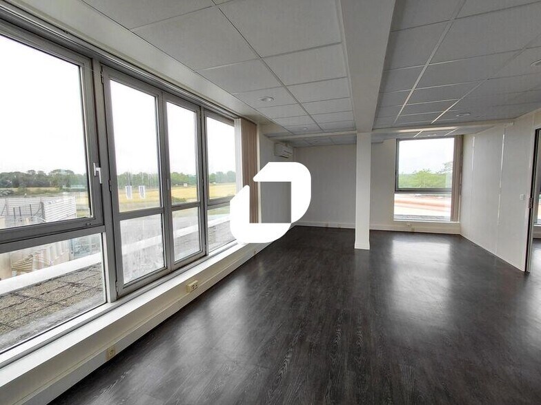 Bureau dans Les Essarts-le-Roi à vendre - Photo intérieure - Image 2 de 9