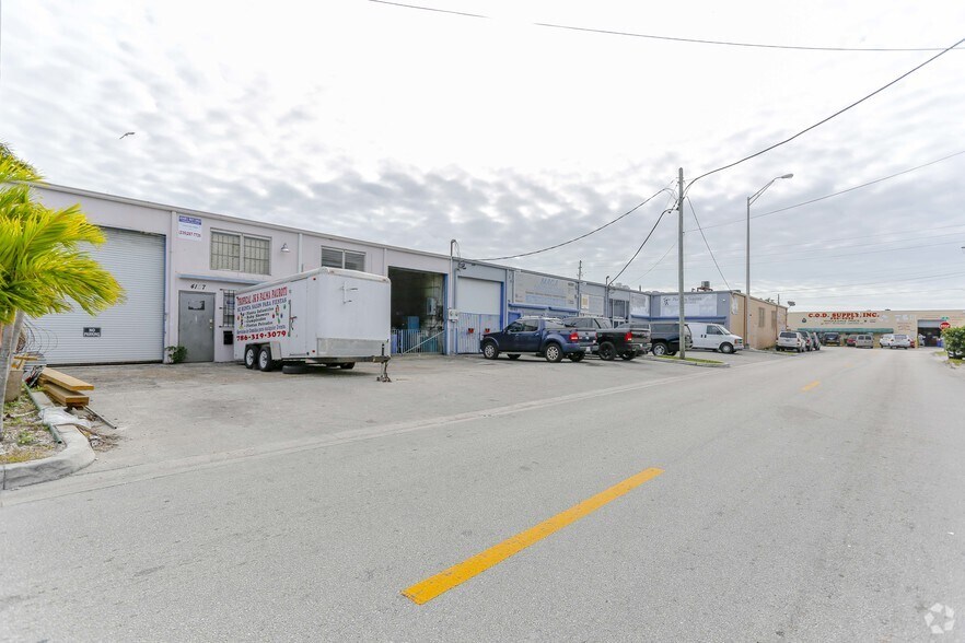 4125 E 10th Ct, Hialeah, FL à vendre - Photo du bâtiment - Image 3 de 11