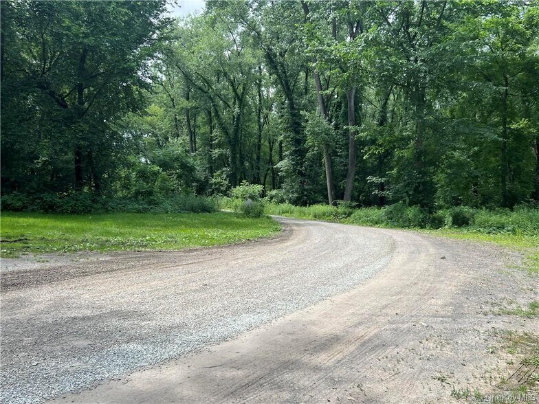 1 Kelts Grv, Waterford, NY à vendre - Photo du bâtiment - Image 3 de 25
