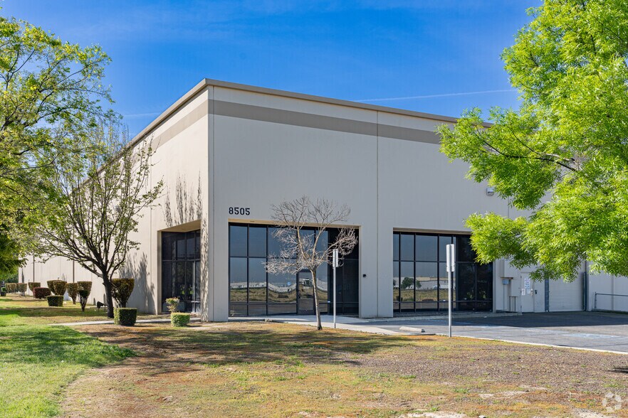 8505 W Doe Ave, Visalia, CA à vendre - Photo du bâtiment - Image 1 de 7
