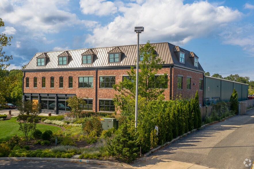 25 Newton Pl, Hauppauge, NY à louer - Photo du bâtiment - Image 3 de 10