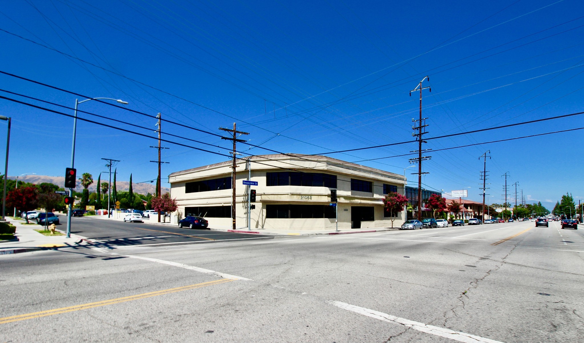 21053 Devonshire St, Chatsworth, CA à vendre Photo du bâtiment- Image 1 de 1