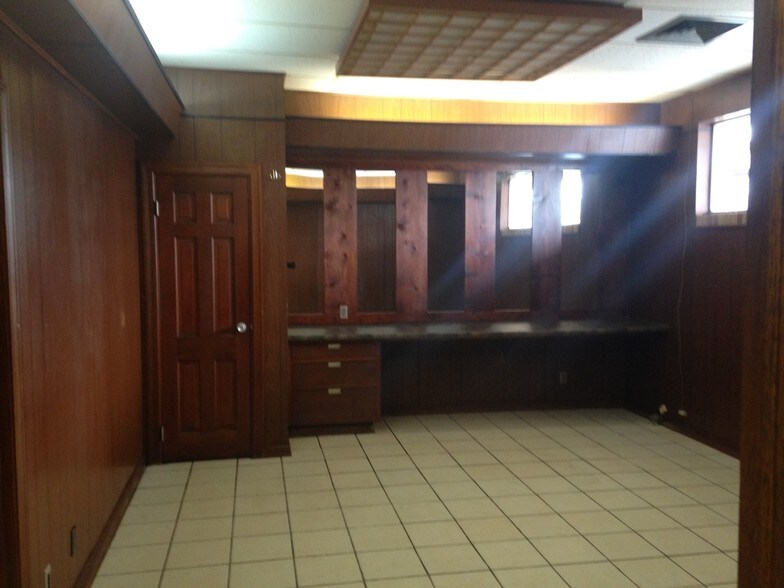 1918-1936 E Meadowmere St, Springfield, MO for lease - Primary Photo - Image 1 of 13