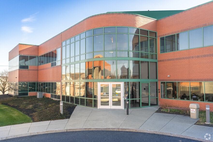 100 Corporate Center Dr, Camp Hill, PA for lease - Building Photo - Image 1 of 14