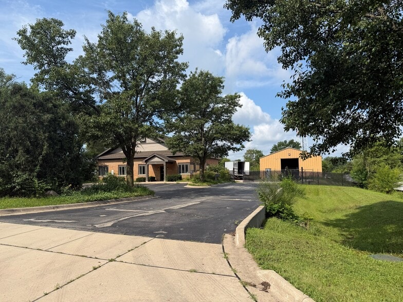 72 East St, Crystal Lake, IL for lease - Building Photo - Image 2 of 33