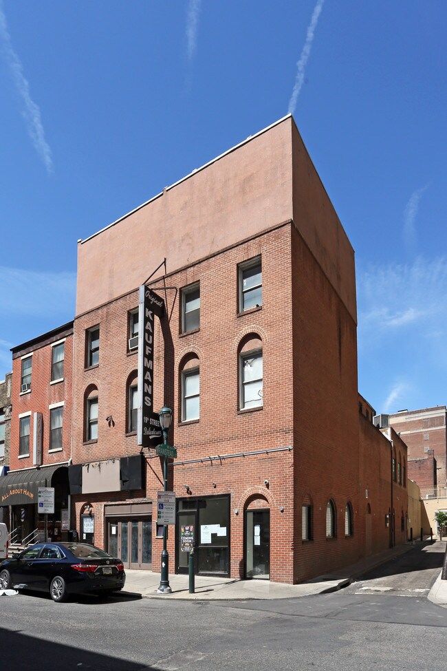 Plus de détails pour 38-40 S 19th St, Philadelphia, PA - Commerce de détail à louer