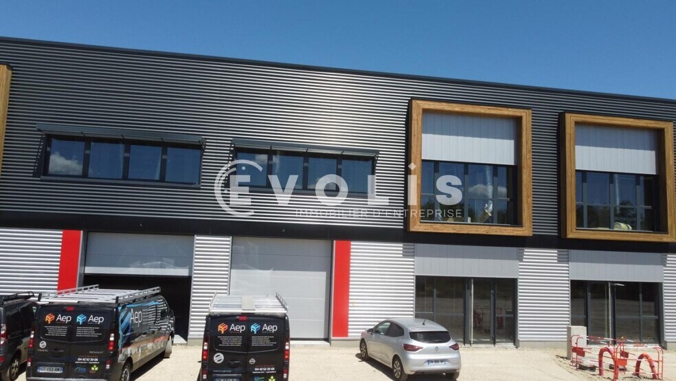 Flex in Manosque for lease - Building Photo - Image 2 of 10