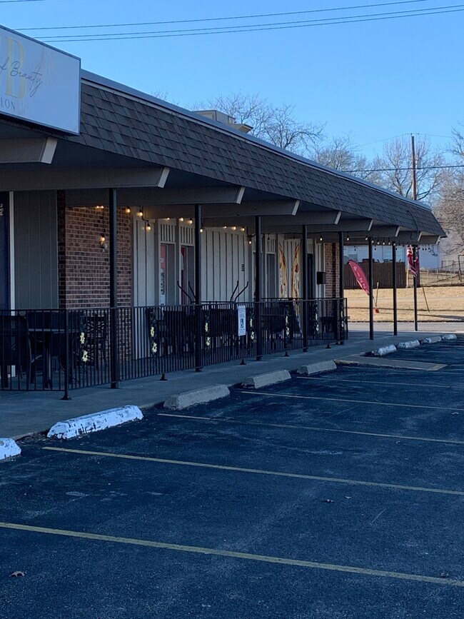 More details for 3100 SW Gage Blvd, Topeka, KS - Retail for Sale