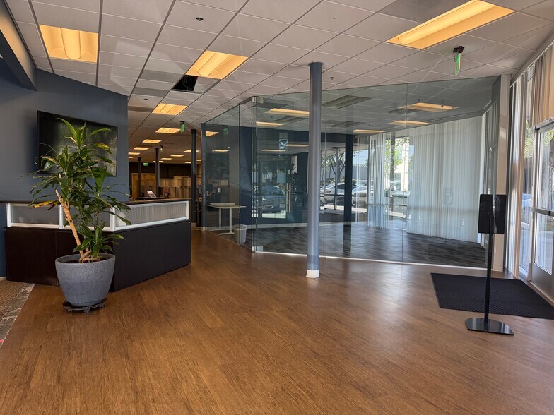 28159 Avenue Stanford, Valencia, CA à louer - Photo du bâtiment - Image 3 de 10