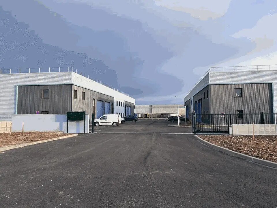 Flex in Saint-Vulbas for lease Building Photo- Image 1 of 9