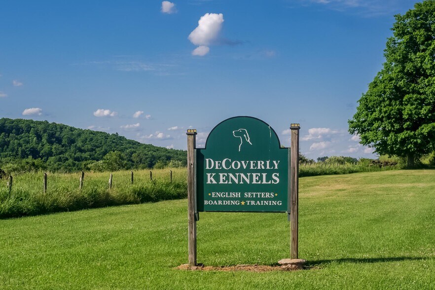 175 Decoverly Lane, Falls, PA à vendre - Photo du bâtiment - Image 2 de 47