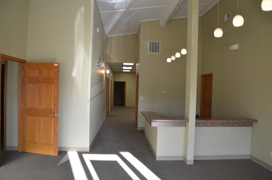 115 E South Street, Sandwich, IL for lease - Lobby - Image 3 of 16