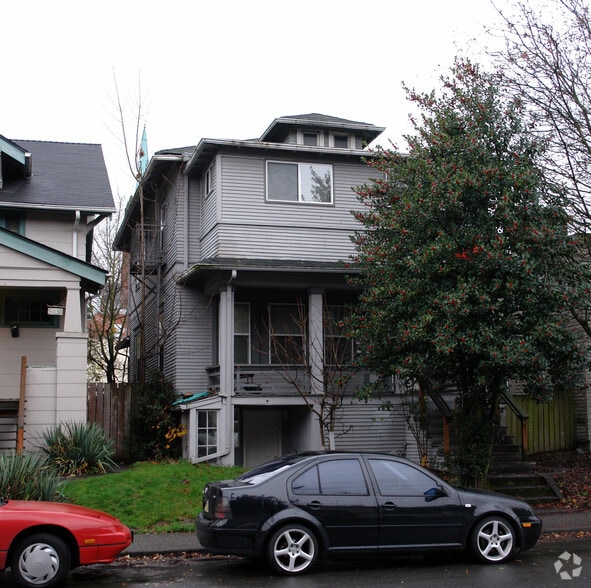 5043 11th Ave NE, Seattle, WA for sale - Primary Photo - Image 1 of 4