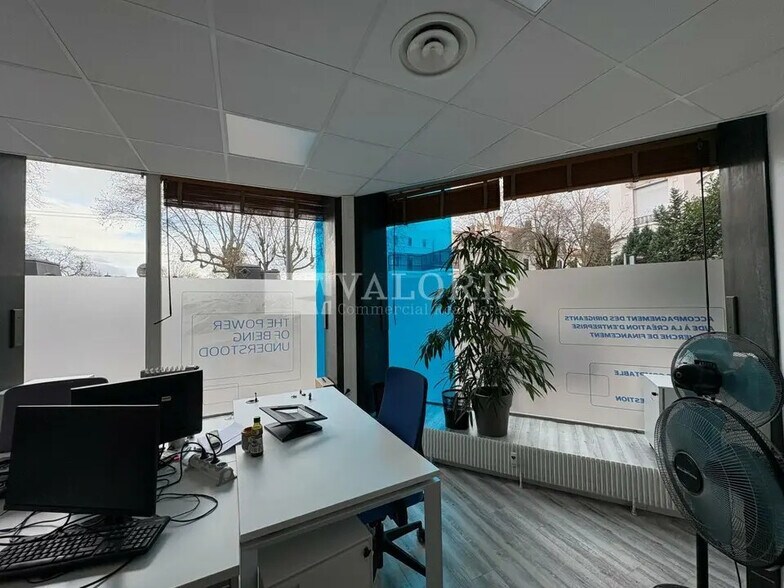 Office in Lyon for lease - Interior Photo - Image 1 of 8