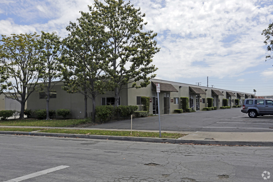 2311-2337 S Otis St, Santa Ana, CA for lease - Primary Photo - Image 1 of 5