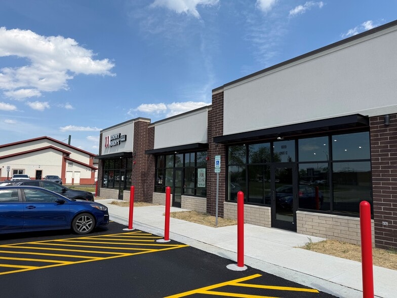 577 Crystal Point Dr, Crystal Lake, IL for lease - Building Photo - Image 3 of 6