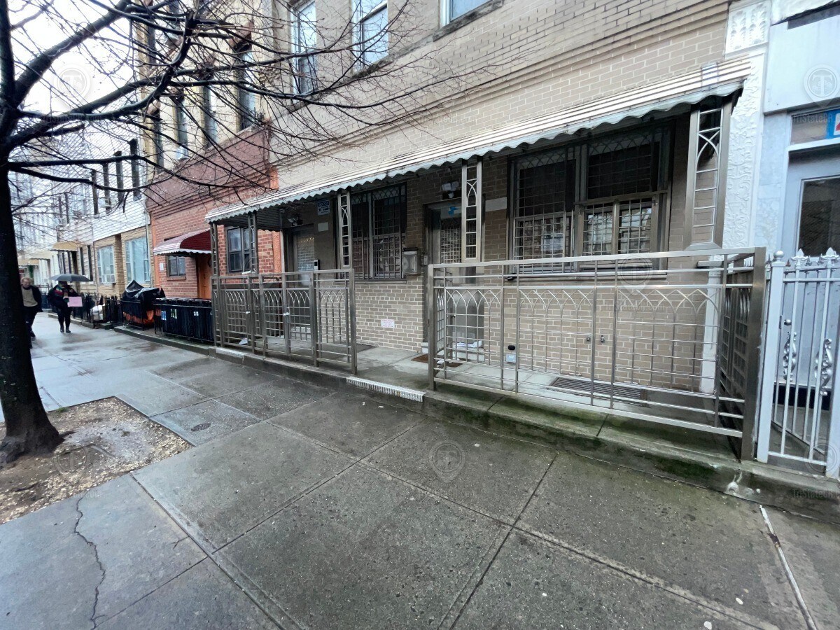 1826 Stanhope St, Ridgewood, NY à vendre Photo du bâtiment- Image 1 de 1