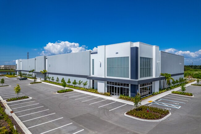 Plus de détails pour 2799 Gateway Centre Pky, Saint Petersburg, FL - Industriel à louer
